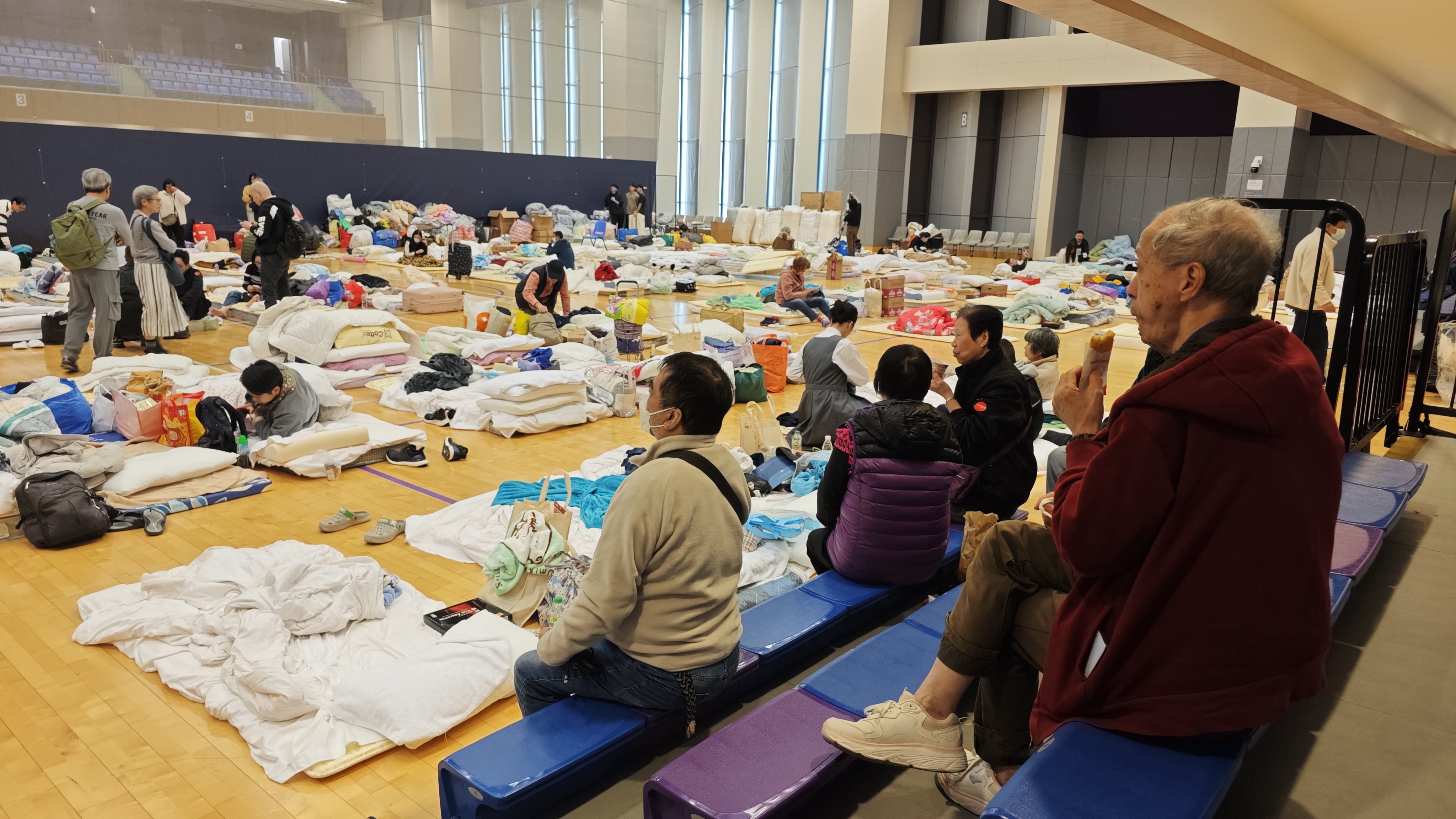 特写：香港大埔火灾救援中的爱心接力