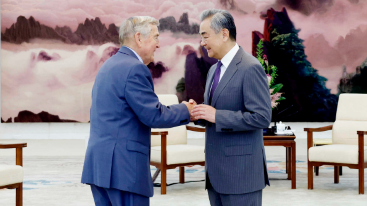 王毅会见美国哈佛大学教授艾利森