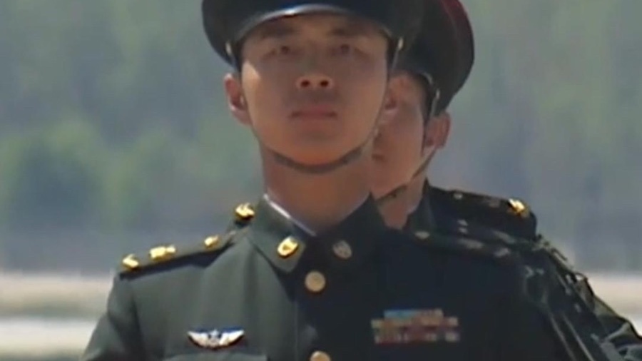 第十三批在韩志愿军烈士遗骸回国,礼兵按序依次护送烈士遗骸棺椁下机 第十三批在韩志愿军烈士遗骸回国,礼兵按序依次护送烈士遗骸棺椁下机