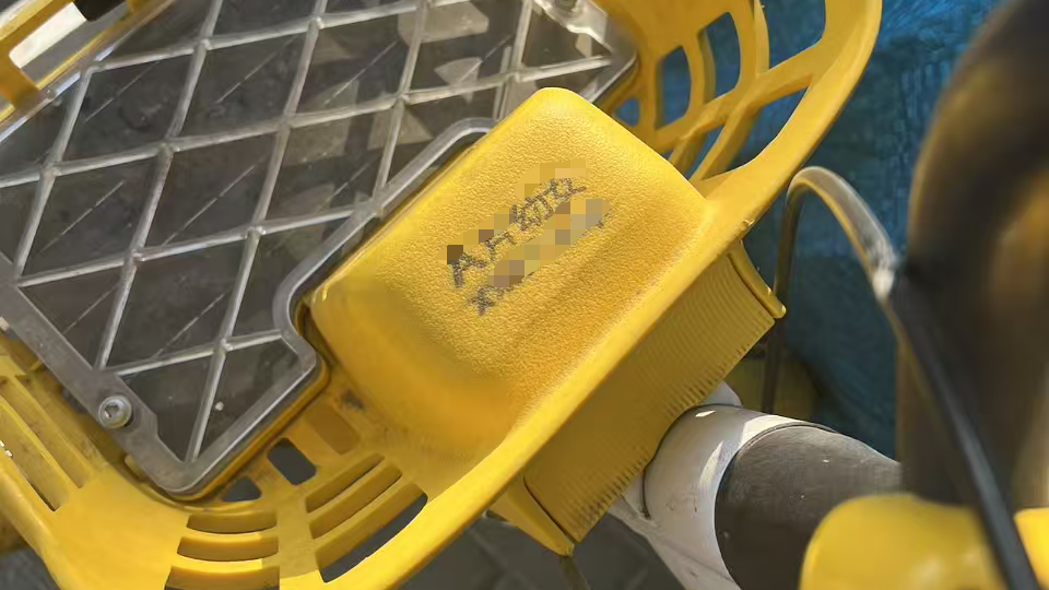 共享单车成色情广告“流动载体”？ 家长：孩子每天路过都能看到！