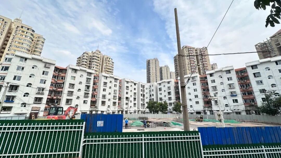 紧挨居民楼增建二层停车场 是 “便民” 还是 “扰民”？