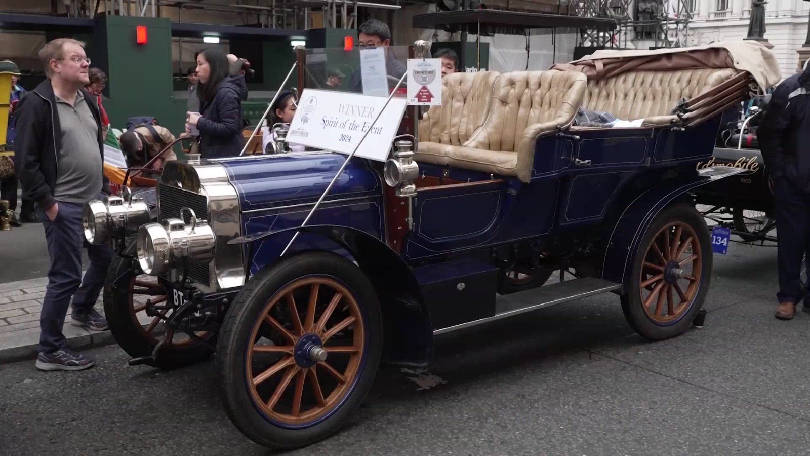 伦敦举办圣詹姆斯车展 展示百年汽车发展史 伦敦举办圣詹姆斯车展 展示百年汽车发展史