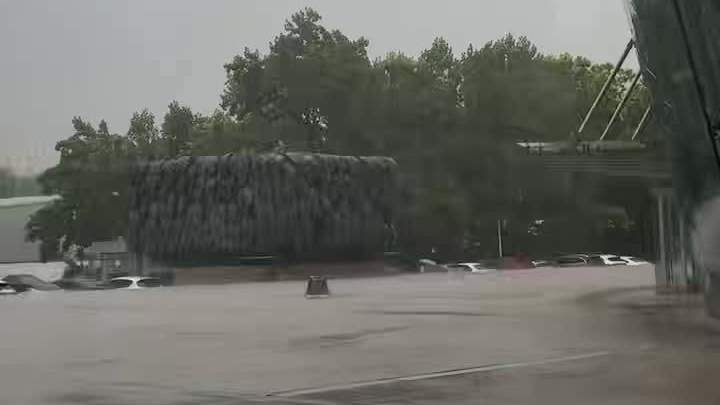 北京上空出现多个雷暴单体,多地一小时降雨量达暴雨量级 北京上空出现多个雷暴单体,多地一小时降雨量达暴雨量级