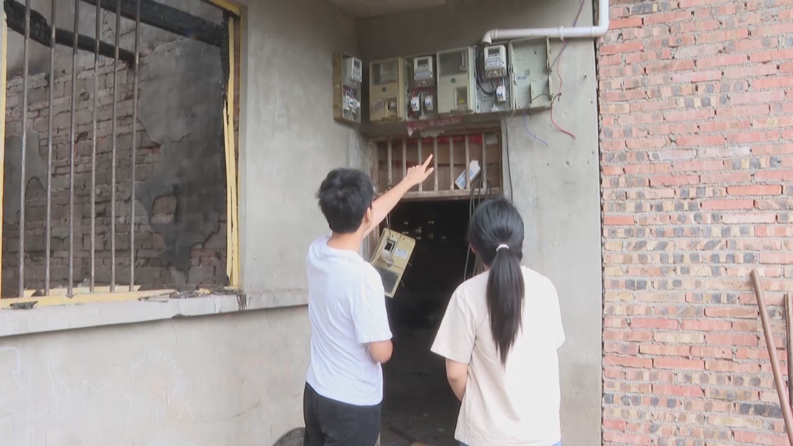 刚高考完的他多次闯入火场抱出七旬夫妻