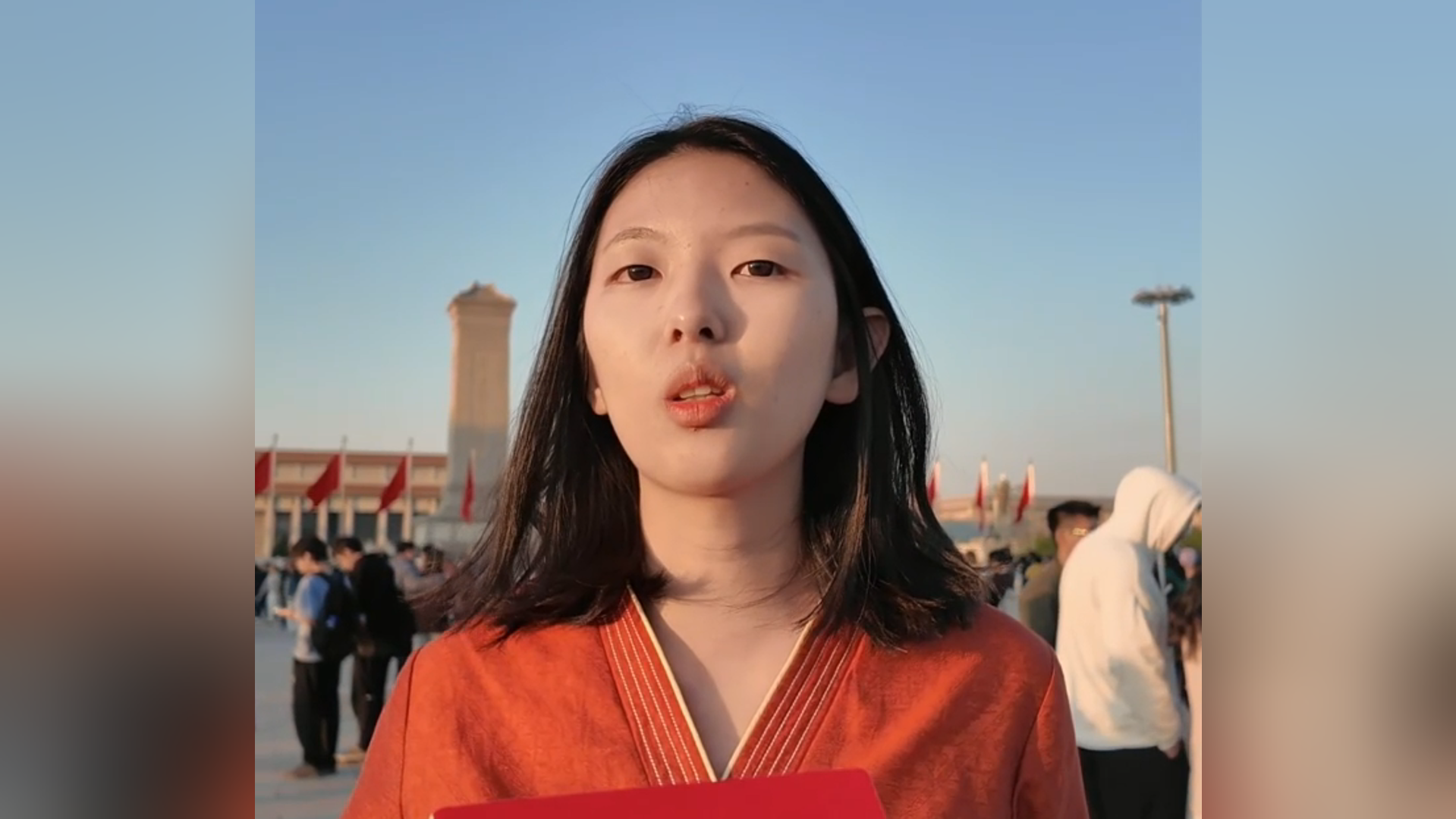 我一看到旗杆就不由自主的跑起来了！