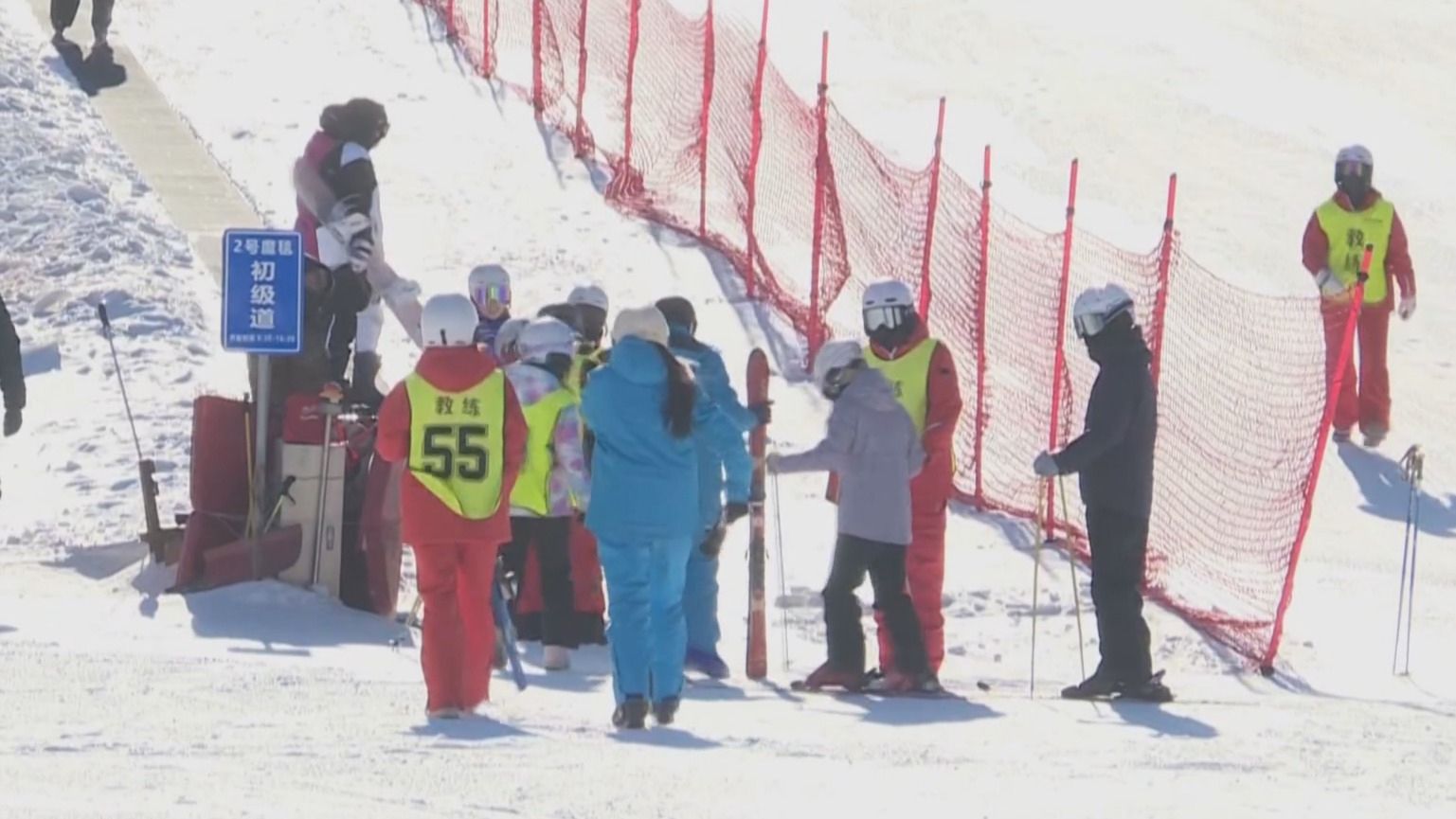 延庆八达岭滑雪场周末“热雪沸腾”