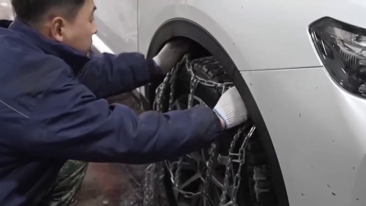 视频丨雪天驾车出行 做好“防滑”与“防冻”