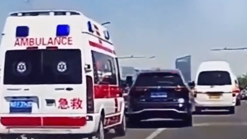 时间锐评：私家车和救护车在北京三环上“斗狠”路怒换来处罚、社死甚至生命！值吗？