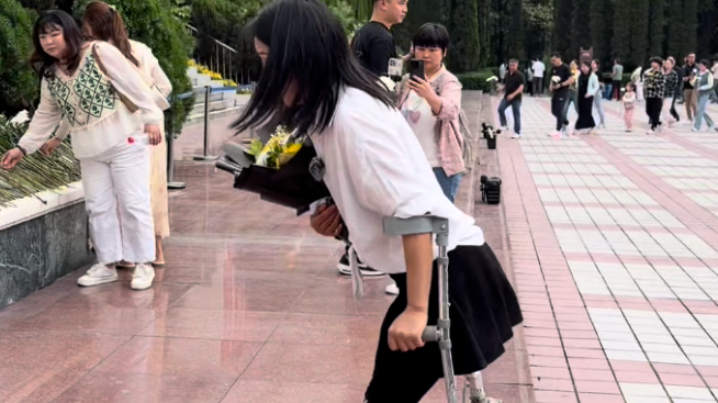 失去双腿的李应霞18年后再回汶川:“只要走得动 每年都会来这祭奠” 失去双腿的李应霞18年后再回汶川:“只要走得动 每年都会来这祭奠”