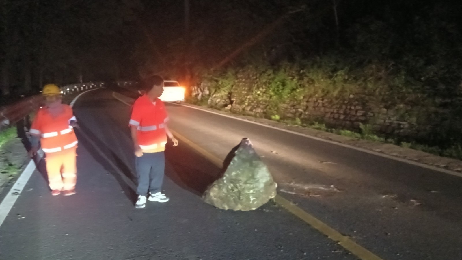 巨石挡路？干群接力！昌平延寿镇1小时清除路障