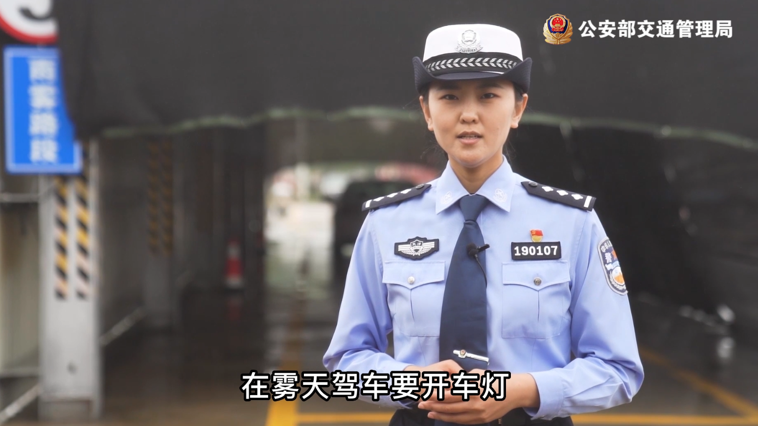 直观实验！雨雾天气，正确使用灯光，大大增加被其他车辆发现的距离！