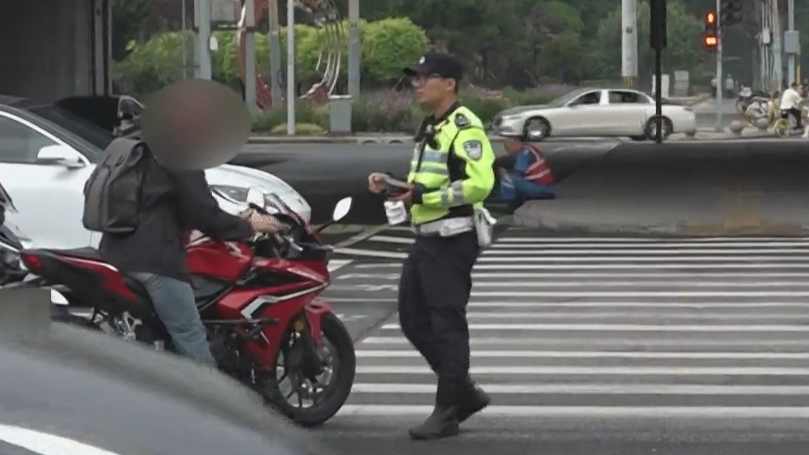 摩托车占用右转道直行 民警：后面踏实排队去