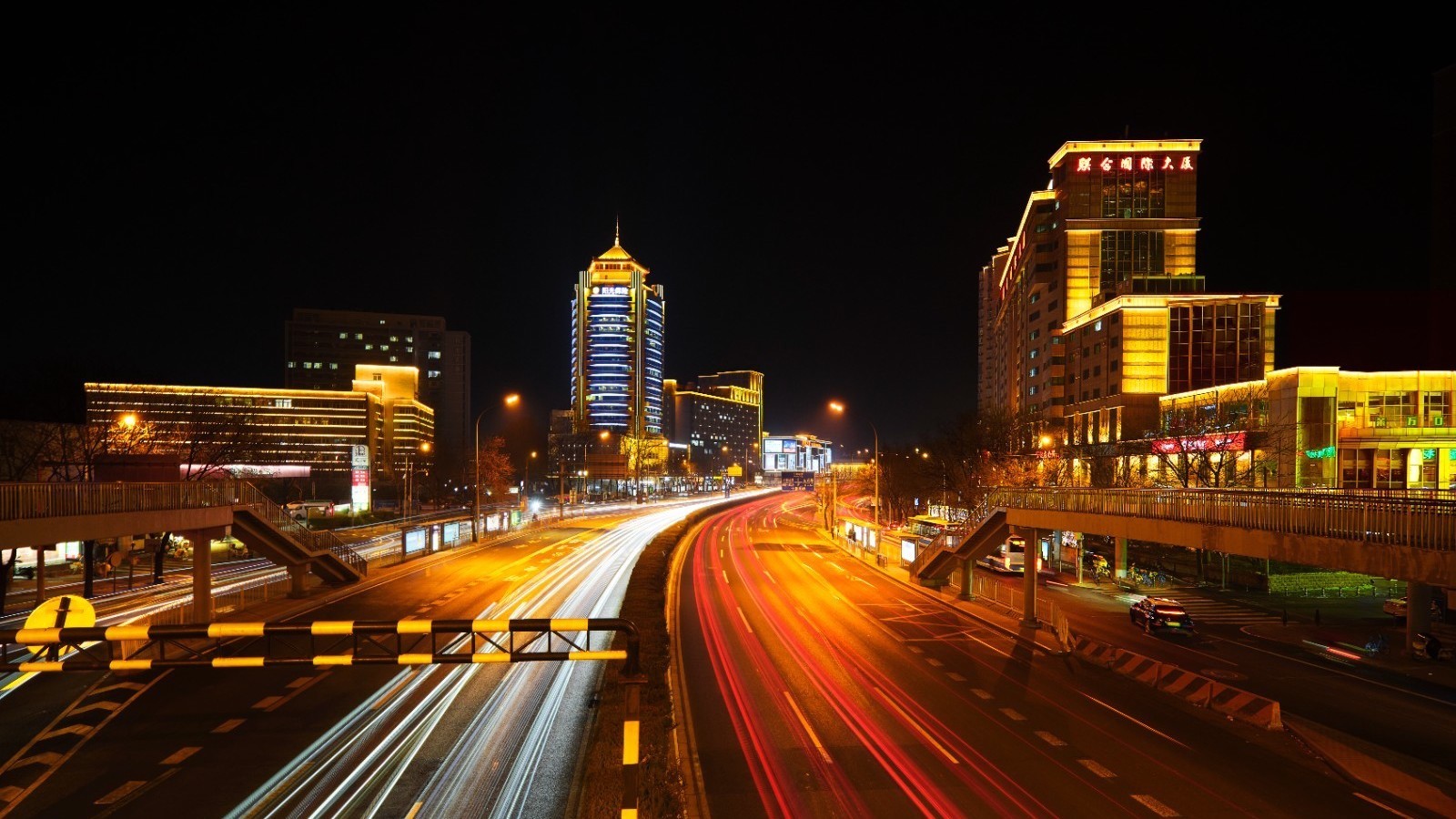 三环路（朝阳段）夜景实现全线亮灯