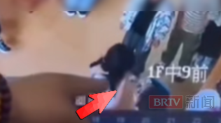 幼儿园老师用热熔胶枪烫伤孩子?当地通报:已停职,立案调查 幼儿园老师用热熔胶枪烫伤孩子?当地通报:已停职,立案调查