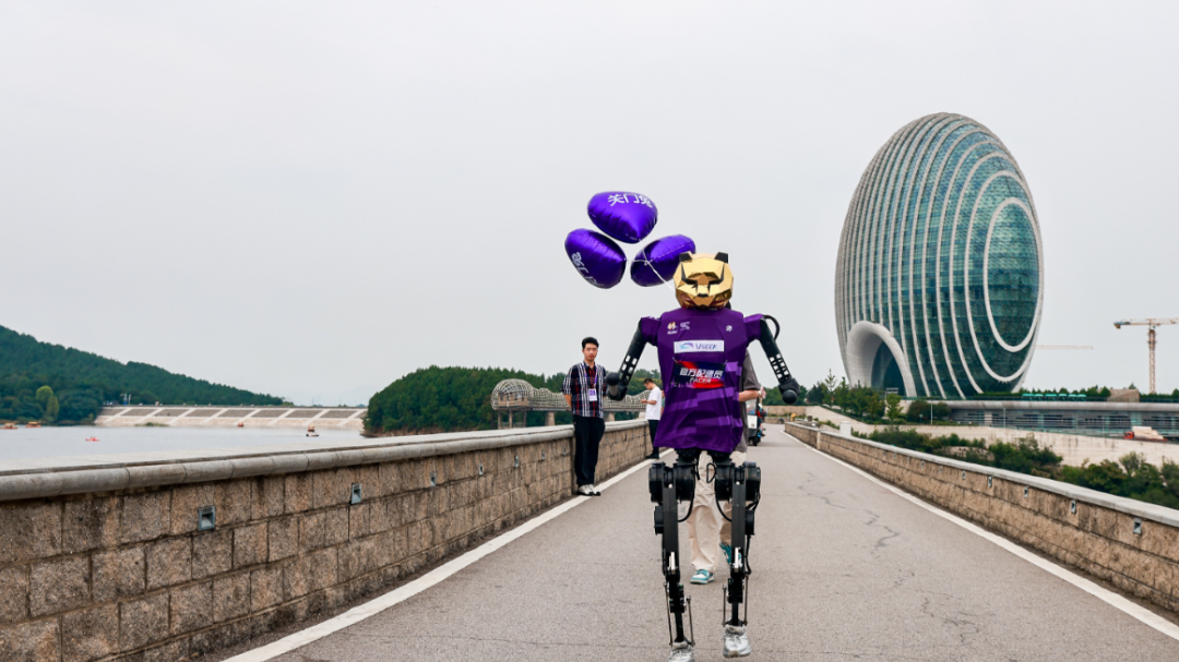 “怀马”彩蛋!国内马拉松首次引入人形机器人“陪跑兔子” “怀马”彩蛋!国内马拉松首次引入人形机器人“陪跑兔子”