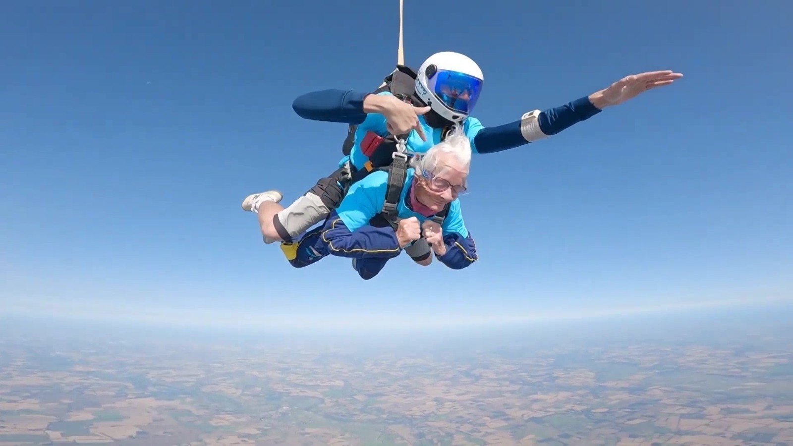 英国102岁老奶奶跳伞庆生