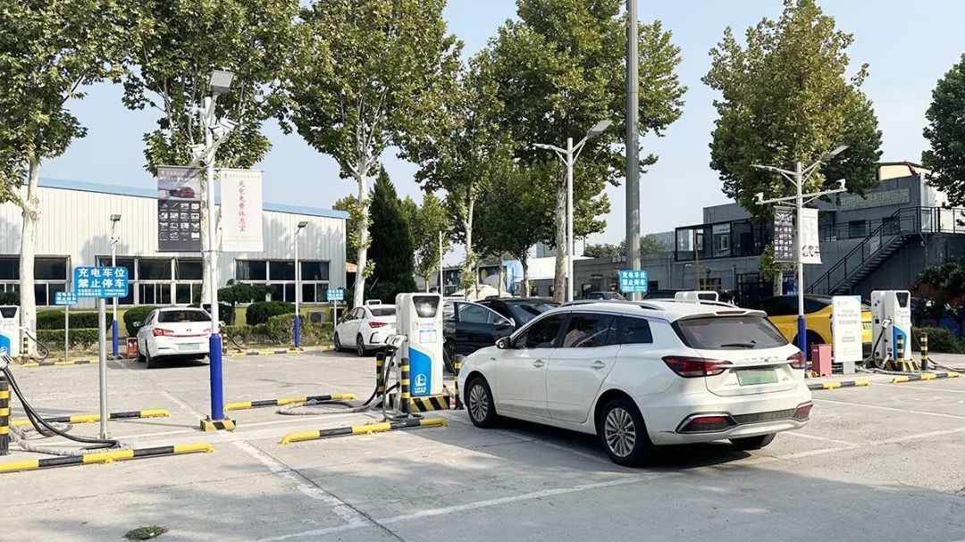 寻桩烦、充电难?今年以来顺义区新增新能源汽车充电接口897个! 寻桩烦、充电难?今年以来顺义区新增新能源汽车充电接口897个!