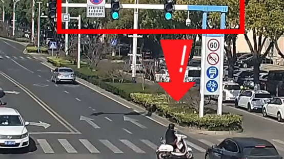 戴了安全头盔真是万幸！