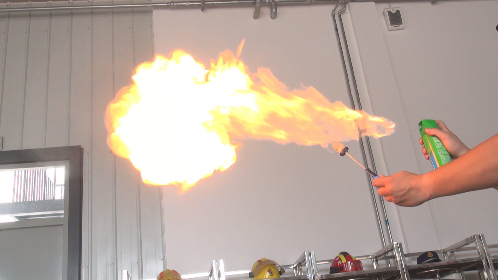 杀虫剂花露水遇明火秒变火枪 消防员实测在家这样用等于玩命！