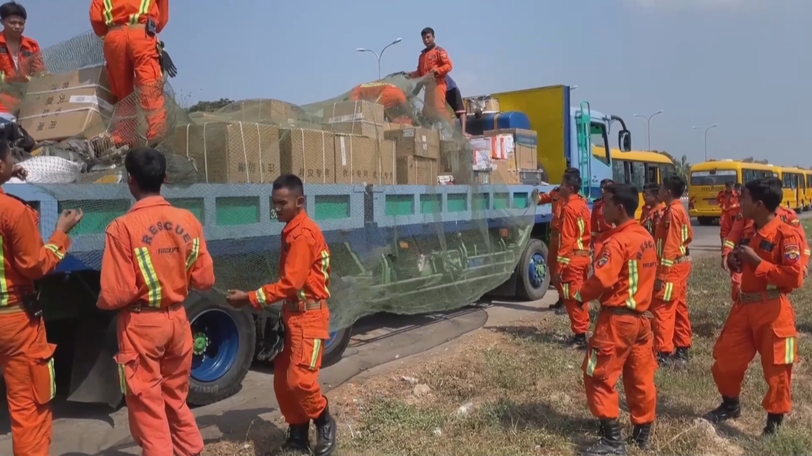 中国云南救援医疗队赶往缅甸内比都灾区