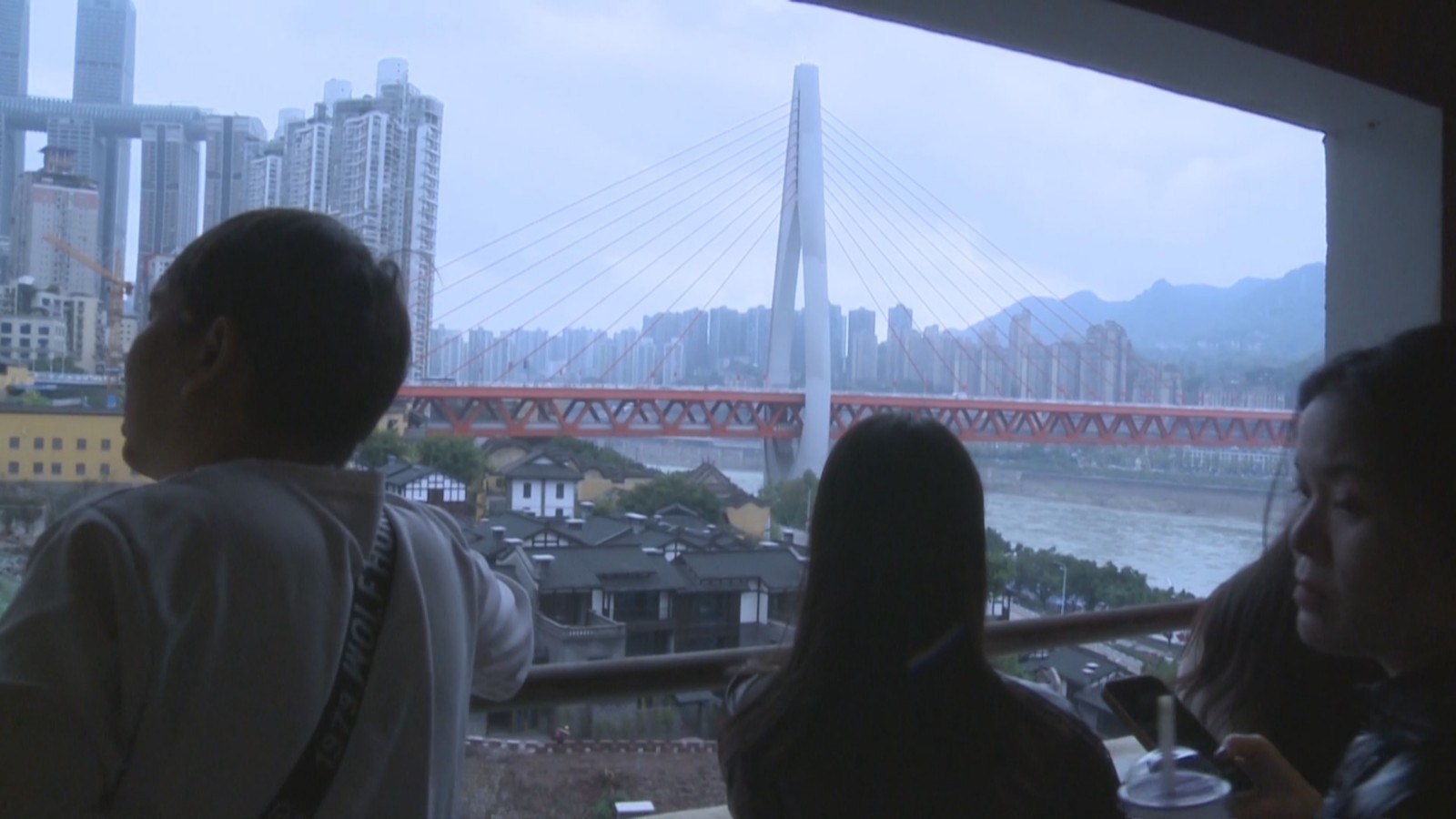 游客打卡重庆白象居 体验“8D魔幻城市” 游客打卡重庆白象居 体验“8D魔幻城市”