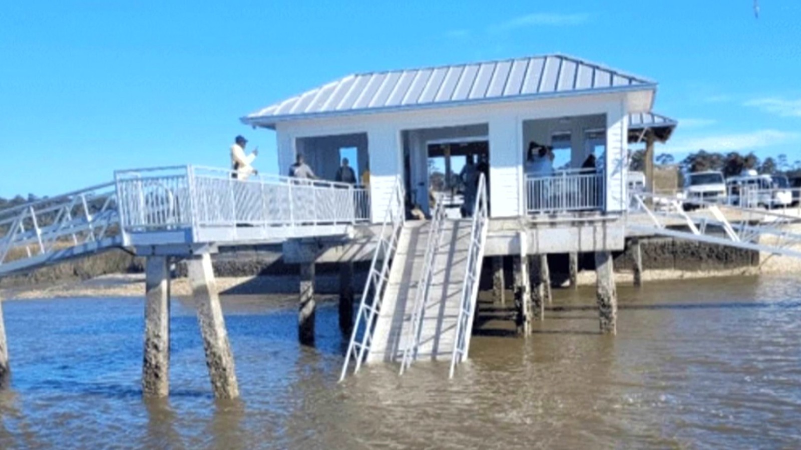 美国佐治亚州一码头舷梯垮塌致7人死亡 美国佐治亚州一码头舷梯垮塌致7人死亡