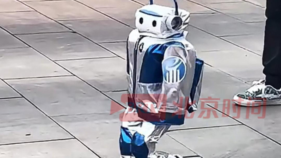 身高75厘米的“小巨人”机器人,是人形机器人半马的最“萌”选手 身高75厘米的“小巨人”机器人,是人形机器人半马的最“萌”选手