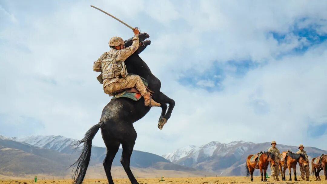 “出刀，敬礼！”“高原铁骑”藏区雪原76年的坚守