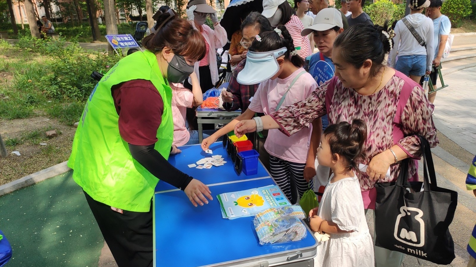 领秀慧谷社区开展“分类世界 绿意生活”垃圾分类宣传活动 领秀慧谷社区开展“分类世界 绿意生活”垃圾分类宣传活动