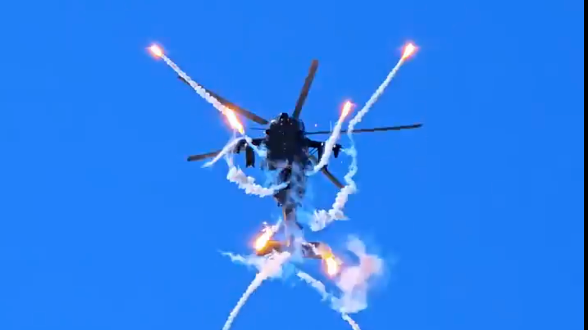 帅啊！直拍直-20凌空画凤凰