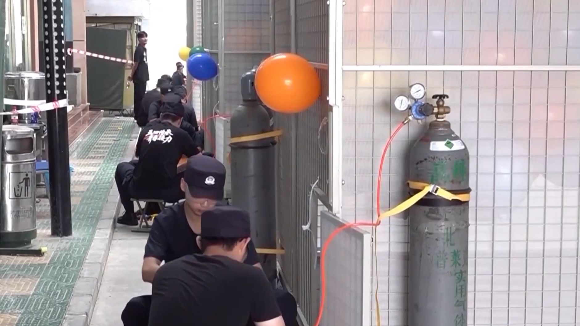 8万只气球与8万羽和平鸽同时腾空 揭秘“放飞组”如何准备 8万只气球与8万羽和平鸽同时腾空 揭秘“放飞组”如何准备