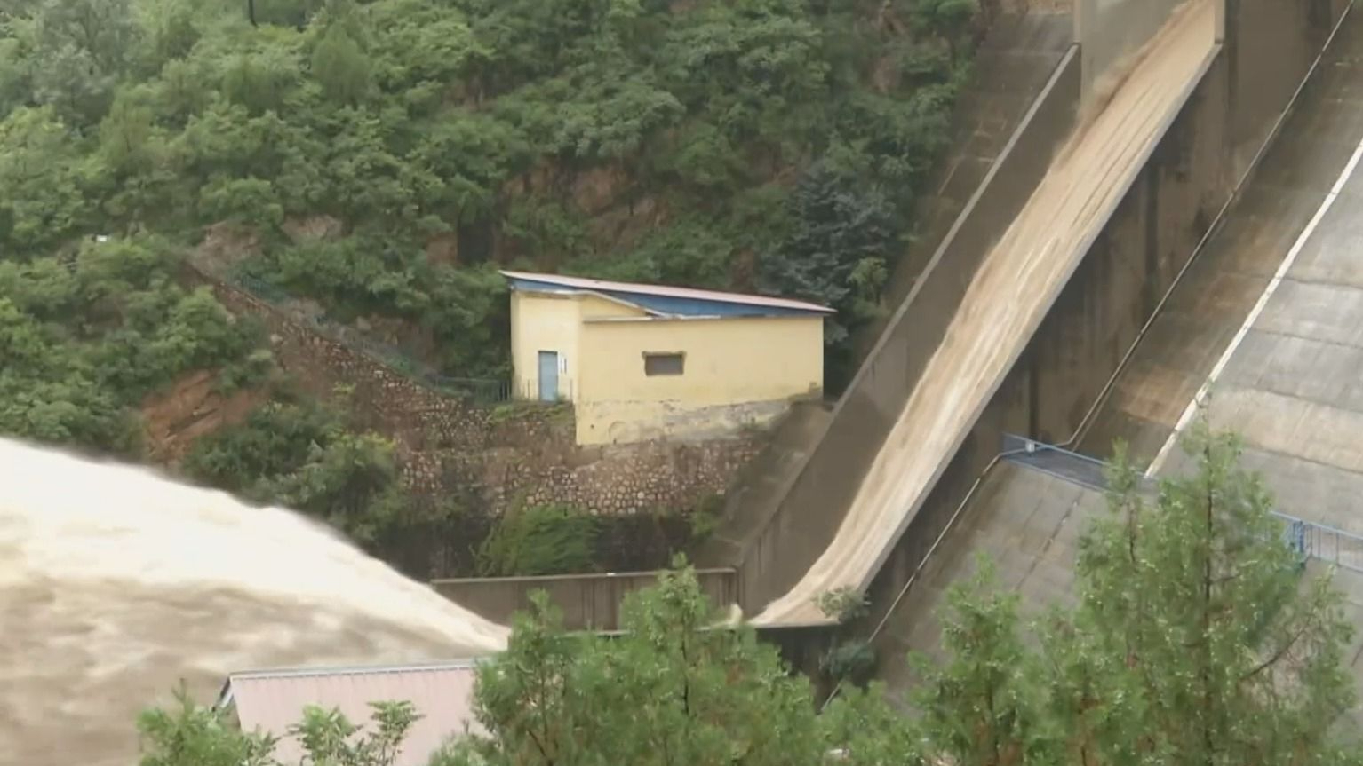 风雨最前线丨平谷区20条道路损坏 5台挖掘机紧急抢通平兴路