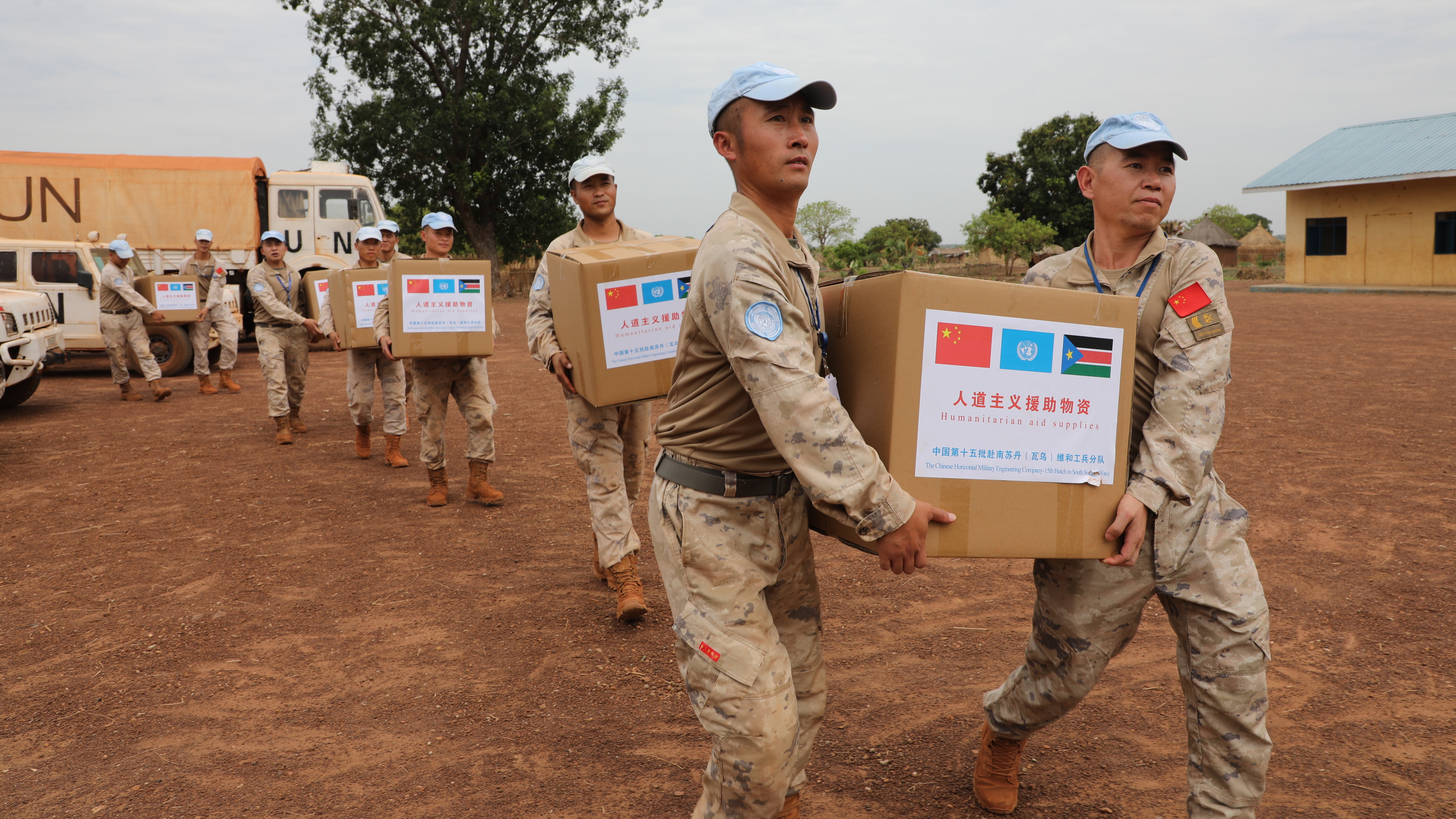 南苏丹(瓦乌):中国维和部队向当地学校开展人道主义援助活动 南苏丹(瓦乌):中国维和部队向当地学校开展人道主义援助活动