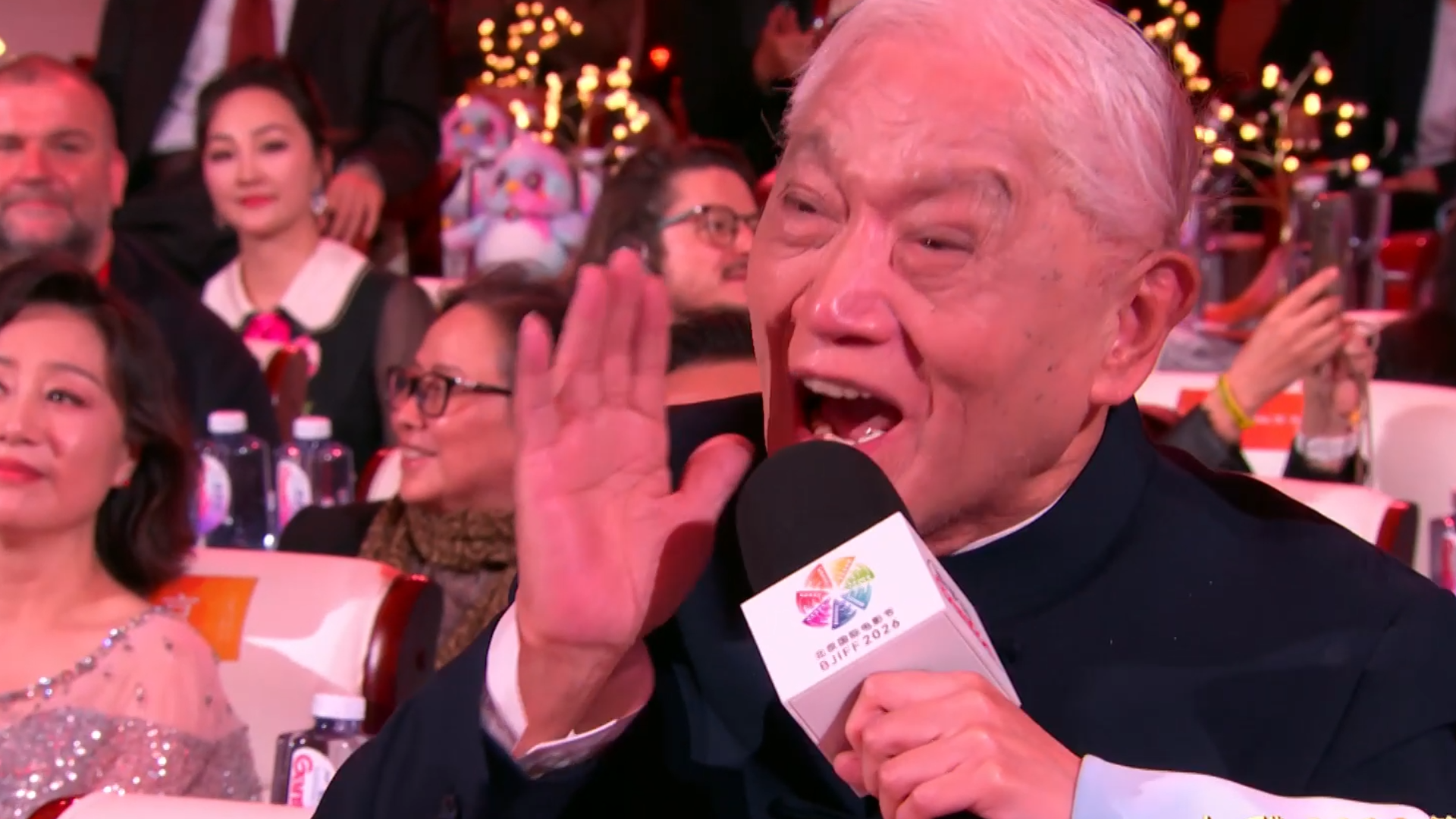 祝希娟在台上认出台下的牛犇 喊出《红色娘子军》的台词:小庞 你好! 祝希娟在台上认出台下的牛犇 喊出《红色娘子军》的台词:小庞 你好!