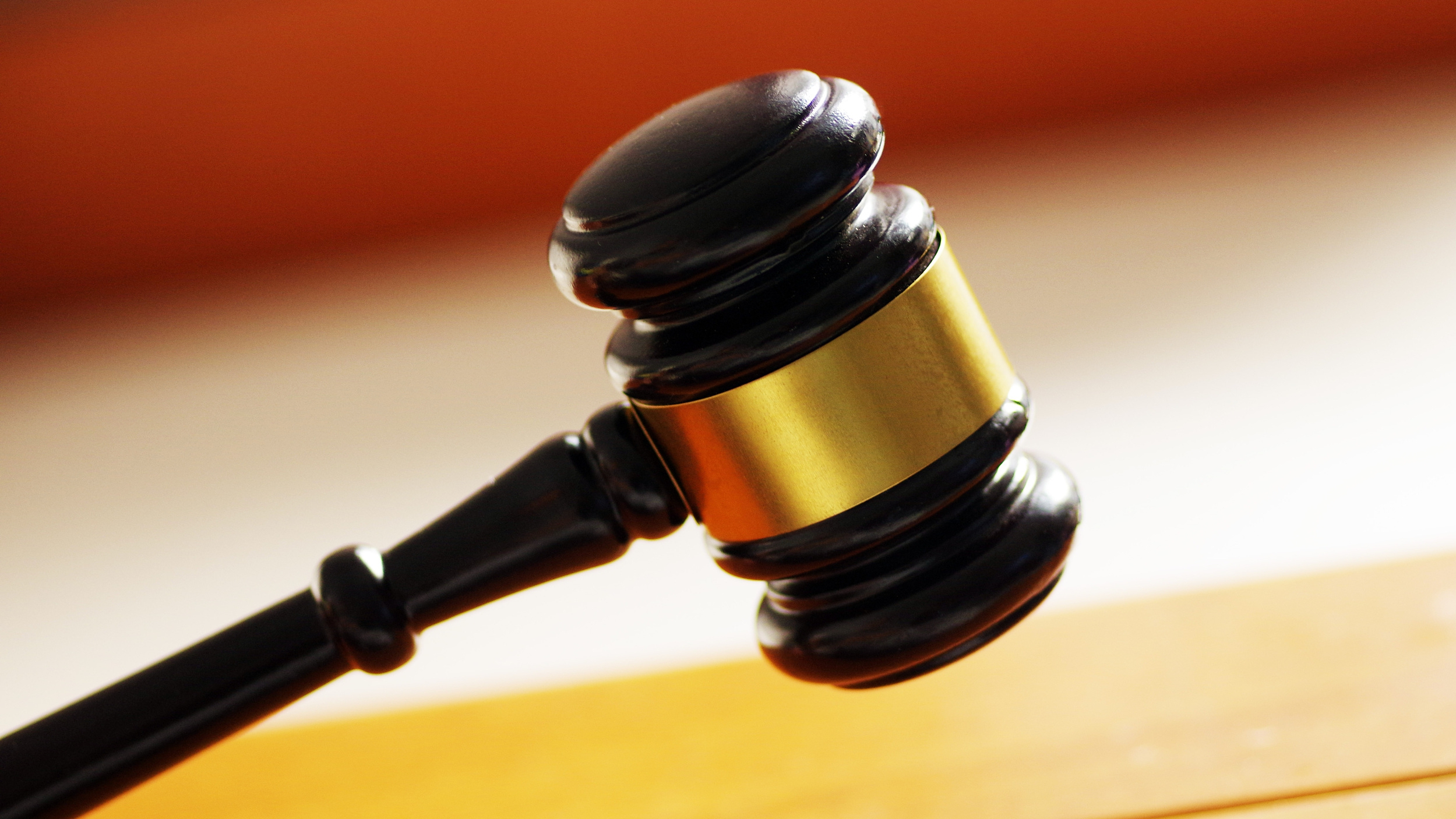 被电梯口挡水板绊倒骨折，乘客向地铁索赔27万元被驳回