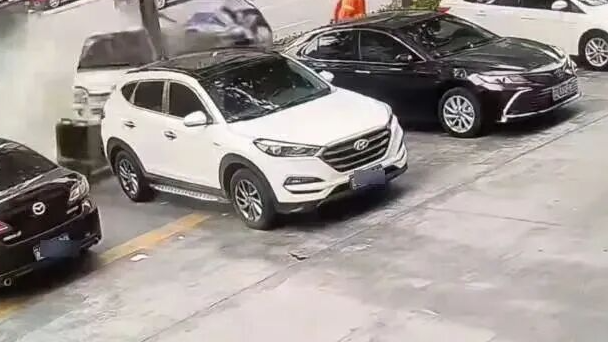 胡某某驾车与路边车辆及环卫工人发生碰撞,造成2人死亡,同车1人轻微伤,江苏警方:已达醉驾标准,刑拘 胡某某驾车与路边车辆及环卫工人发生碰撞,造成2人死亡,同车1人轻微伤,江苏警方:已达醉驾标准,刑拘