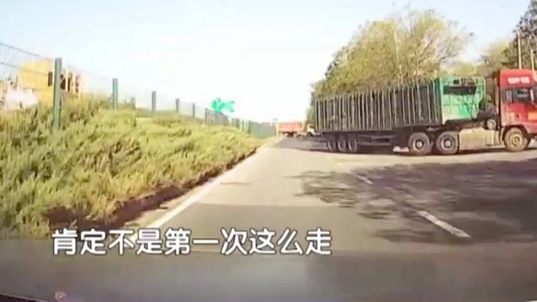 两司机上演“死亡掉头” 都称自己不认路 网友：不认路？还不懂法吗？