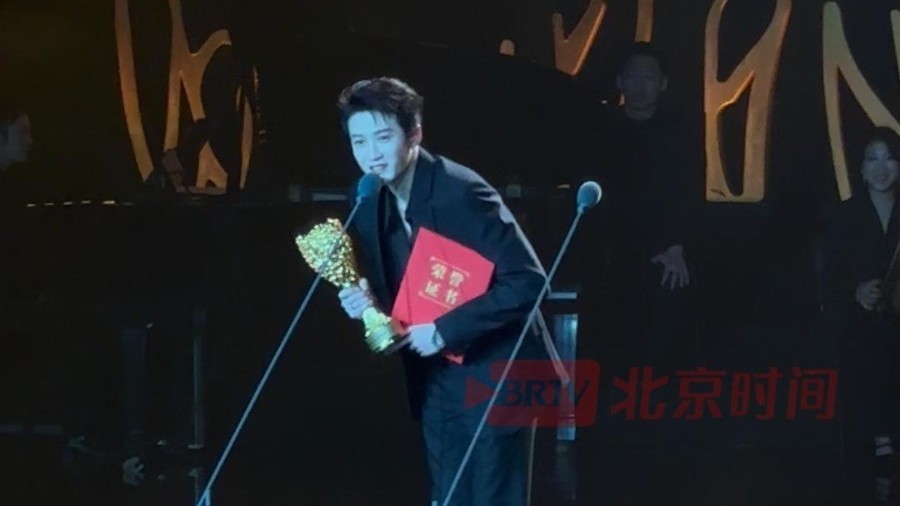 檀健次凭借《猎罪图鉴2》获最受欢迎男演员