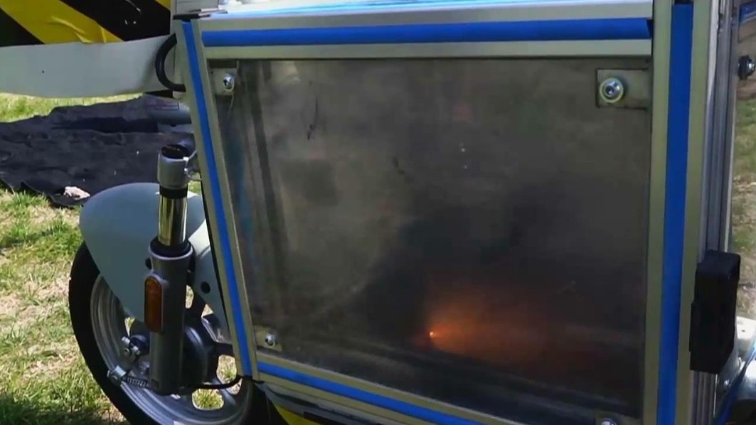 锂电池刺穿瞬间爆燃！看完再也不敢入户充电！