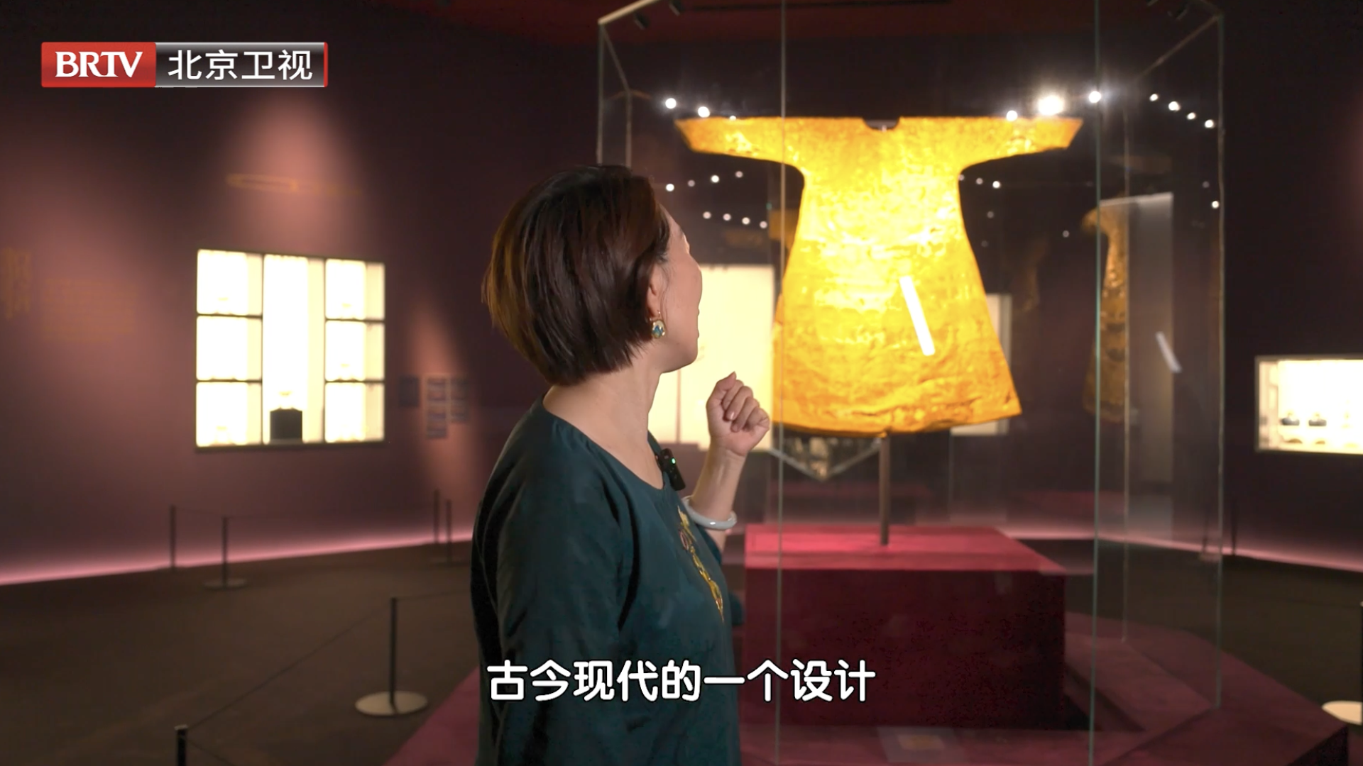0.07毫米黄金拉成丝，京绣龙纹礼服打破世界纪录