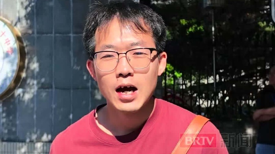 2026高考首日北京八十中老师集体送考，各科专属祝福语为考生加油打气