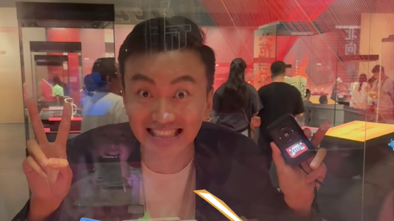 主持人和亚丑钺合影被小朋友辣评：“不能说非常像 只能说一模一样”