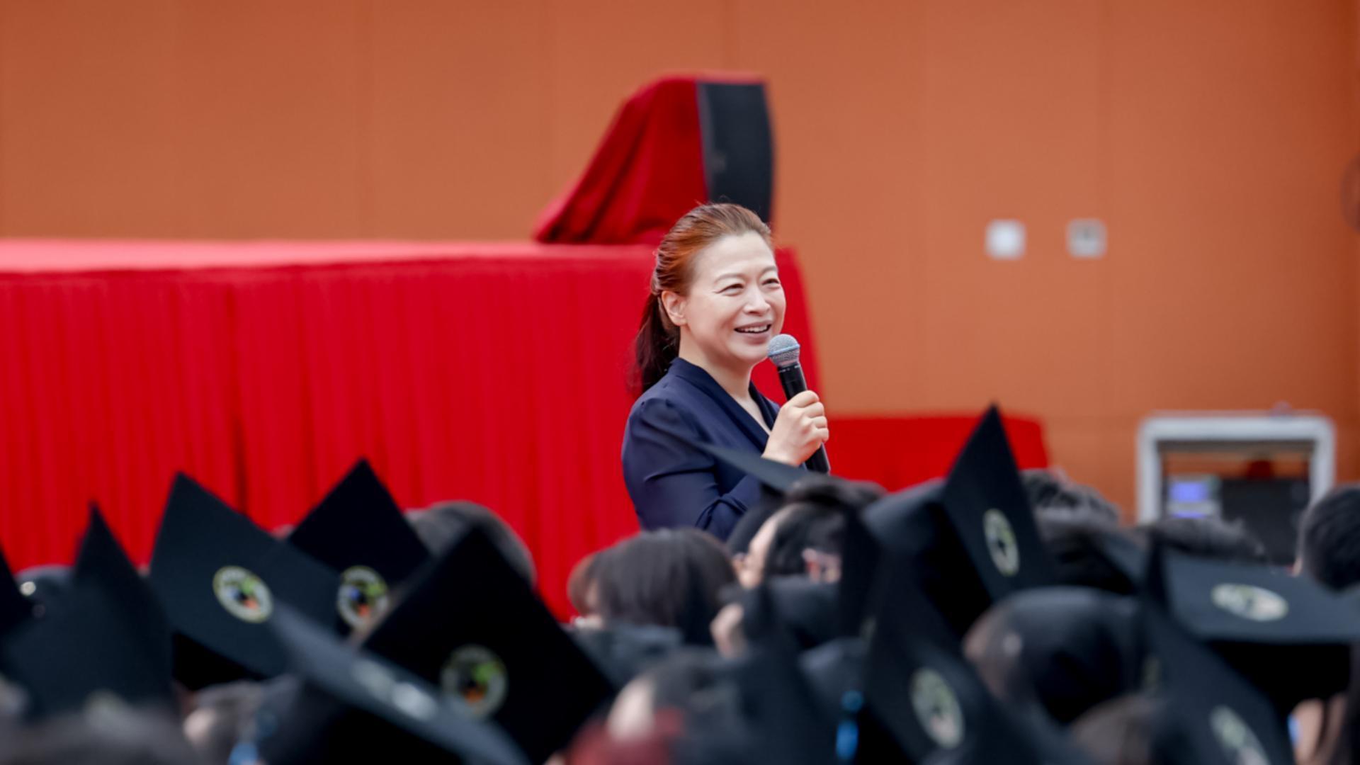 北京广播电视台党组副书记、总编辑徐滔为毕业生们寄语