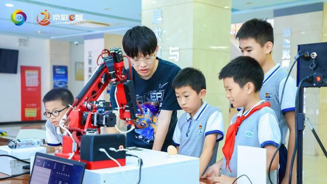 数字“黑科技”走进上地校园 “数字大篷车”开到村民身边