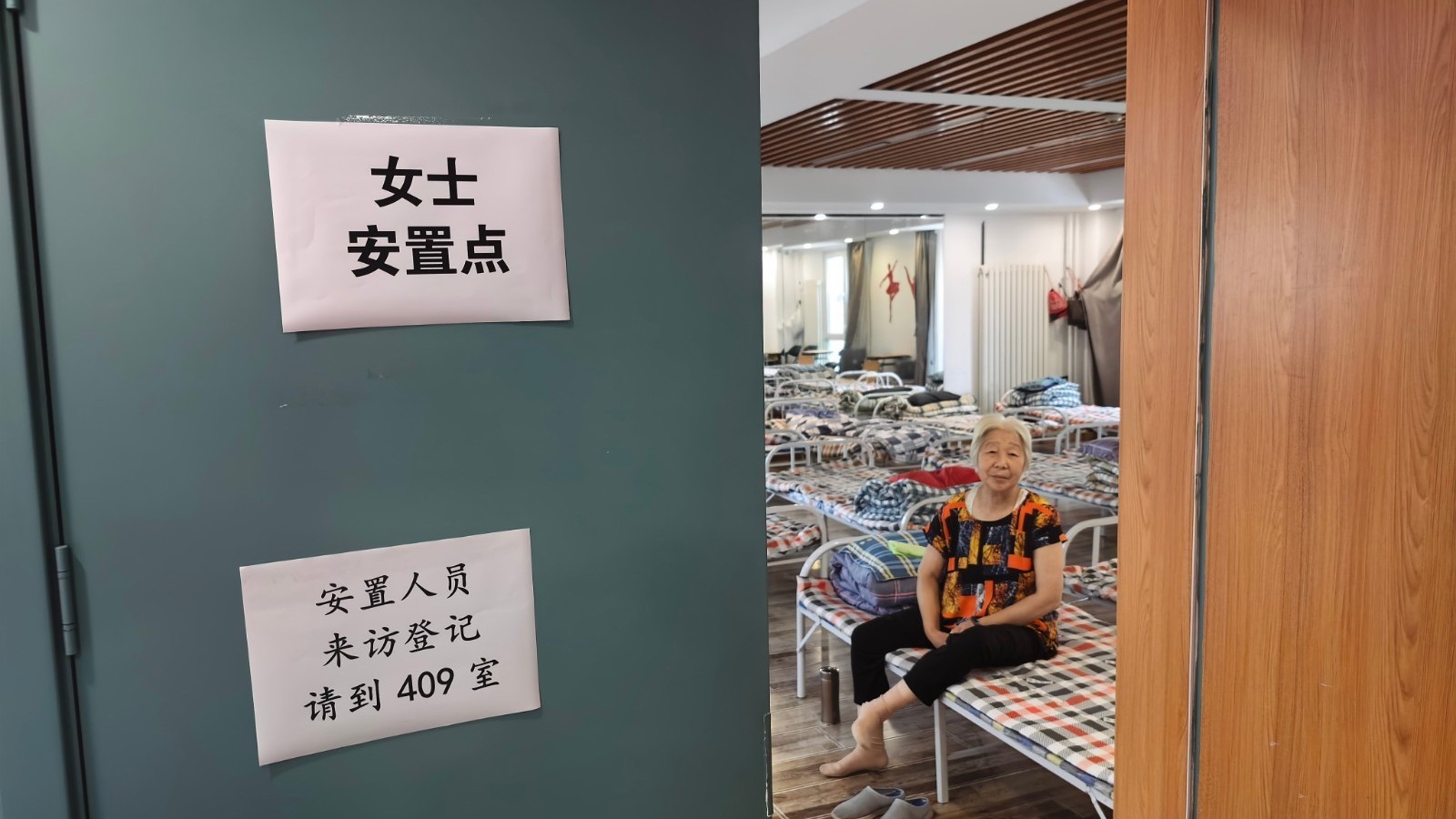 石景山区金顶街街道全力做好极端暴雨天气群众转移避险
