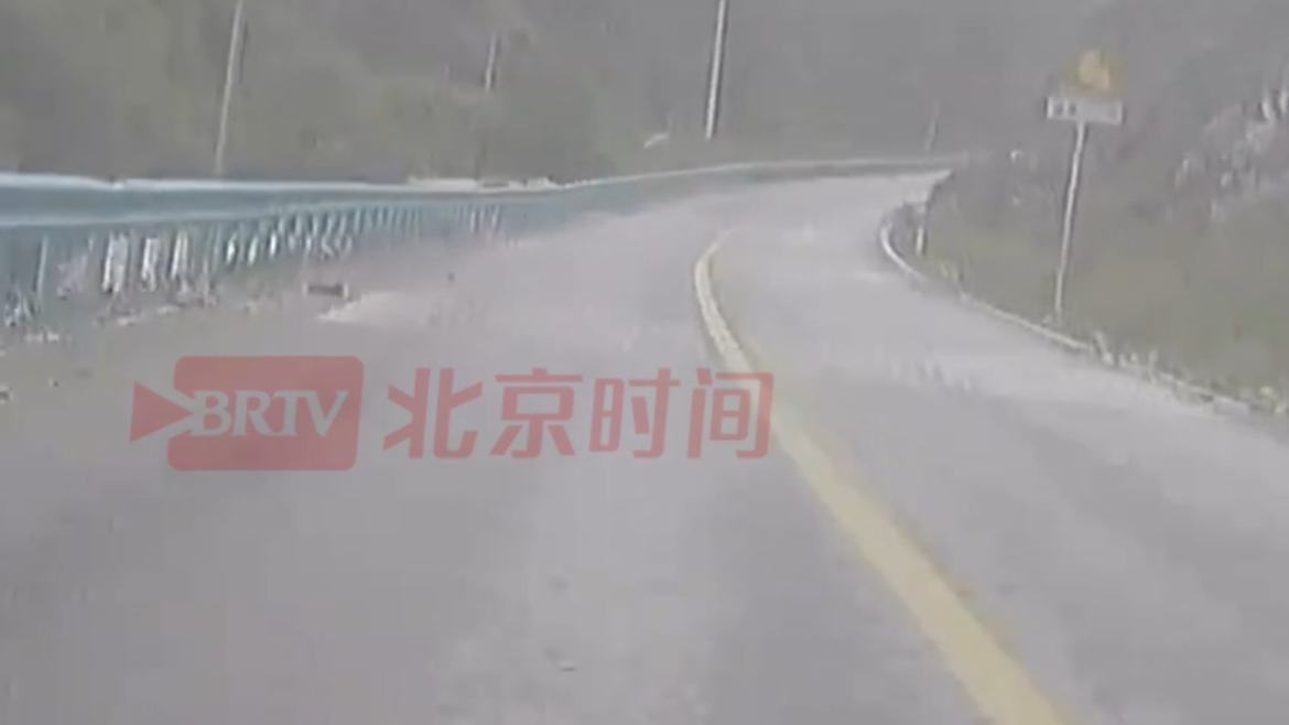 摩友分享川西格聂南线惊险一幕:只能加油往前冲,三人都没事 摩友分享川西格聂南线惊险一幕:只能加油往前冲,三人都没事