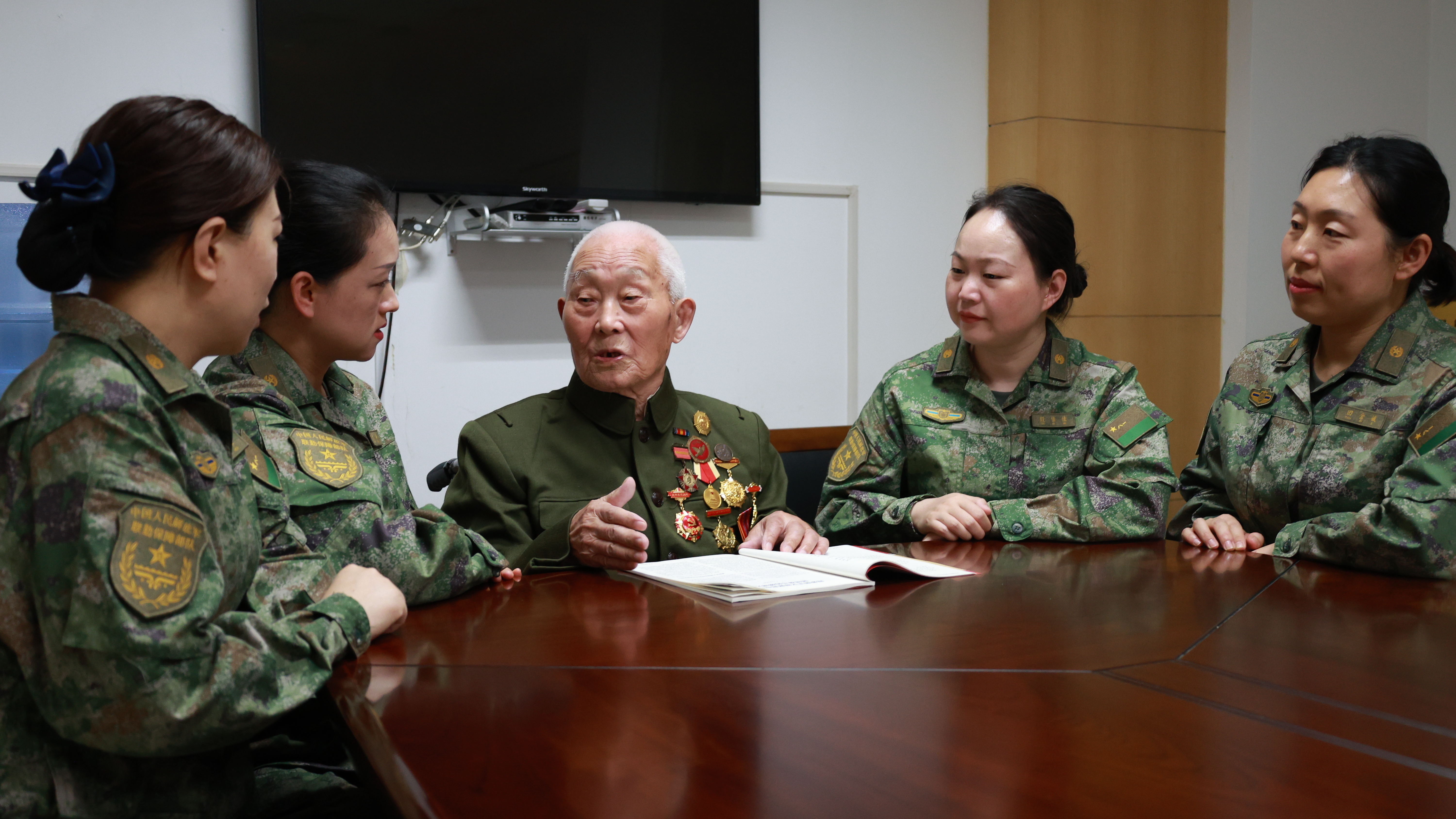 聆听抗美援朝老兵讲述战斗故事，重温峥嵘岁月和奋进情怀