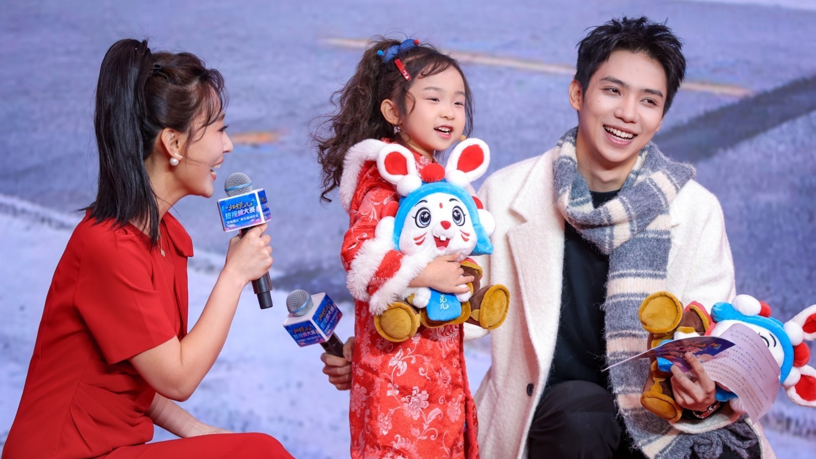 兔爷人偶首次亮相,最新潮玩单品为“北京范儿”注入活力。 兔爷人偶首次亮相,最新潮玩单品为“北京范儿”注入活力。