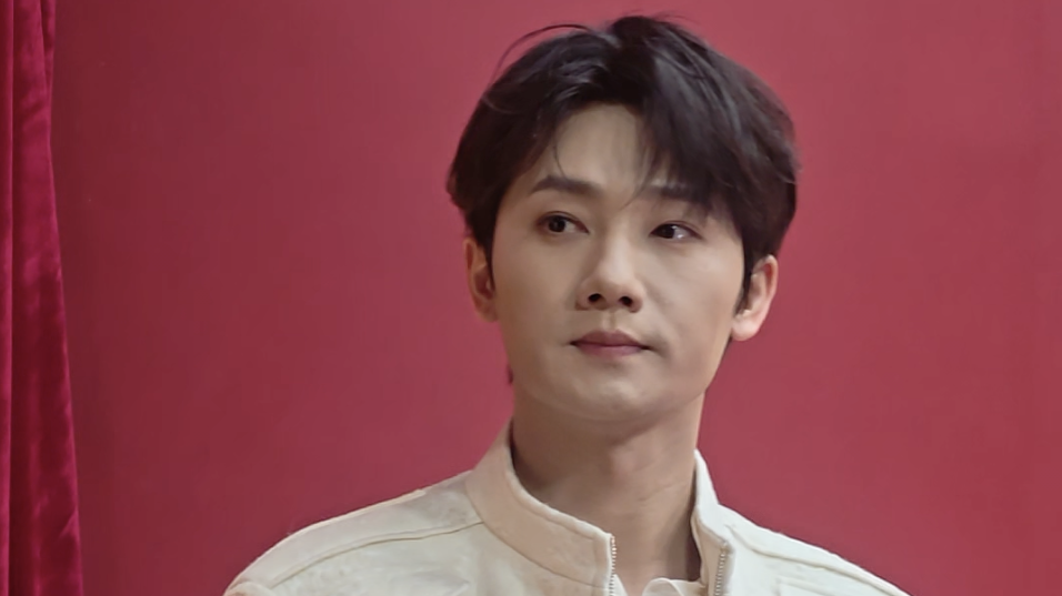 蒋敦豪一袭白衣亮相2025抖音美好奇妙夜红毯 蒋敦豪一袭白衣亮相2025抖音美好奇妙夜红毯