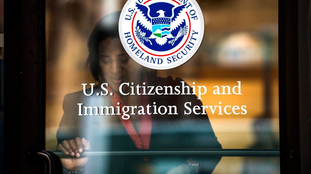 美国暂停处理部分绿卡申请